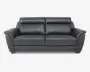 En moderne, mørkegrå lædersofa med brede, polstrede armlæn og bløde ryghynder. Sofaen har et stilrent, nutidigt design med rene linjer og synlige syninger. Sædehynderne er tykke og støttende, og ryglænet har let forhøjede nakkestøtter for ekstra komfort.