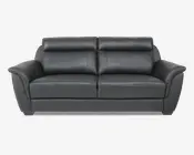 En moderne, mørkegrå lædersofa med brede, polstrede armlæn og bløde ryghynder. Sofaen har et stilrent, nutidigt design med rene linjer og synlige syninger. Sædehynderne er tykke og støttende, og ryglænet har let forhøjede nakkestøtter for ekstra komfort.