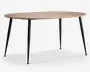 Bord med en lys træbordplade i oval form og fire slanke, sorte metalben, der er let skråtstillede for stabilitet. Designet er minimalistisk og moderne med glatte kanter og en rummelig overflade, der egner sig til både spisning og arbejde.