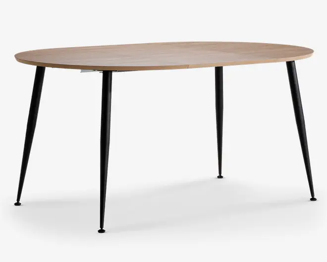 Bord med en lys træbordplade i oval form og fire slanke, sorte metalben, der er let skråtstillede for stabilitet. Designet er minimalistisk og moderne med glatte kanter og en rummelig overflade, der egner sig til både spisning og arbejde.
