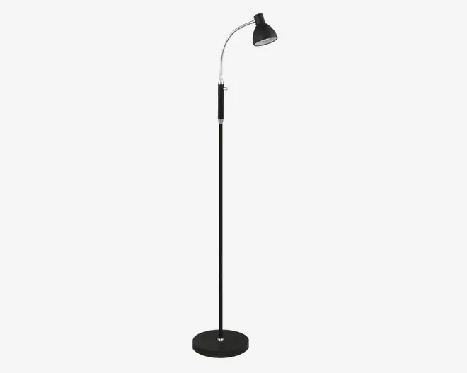 Høj, moderne standerlampe med en slank kromstang, rund sort fod og justerbar buet hals, der ender i en sort metalskærm. Lampens minimalistiske design passer til moderne indretning, og det justerbare lampehoved giver mulighed for retningsbestemt belysning.