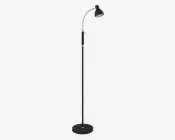 Høj, moderne standerlampe med en slank kromstang, rund sort fod og justerbar buet hals, der ender i en sort metalskærm. Lampens minimalistiske design passer til moderne indretning, og det justerbare lampehoved giver mulighed for retningsbestemt belysning.