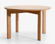 Rundt bord med en glat, lys træfinish. Bordet har en kraftig bordplade og fire solide, lige ben. Benene er let afrundede i kanterne, og bordet har et minimalistisk, moderne design med synlig træstruktur for et naturligt udseende.