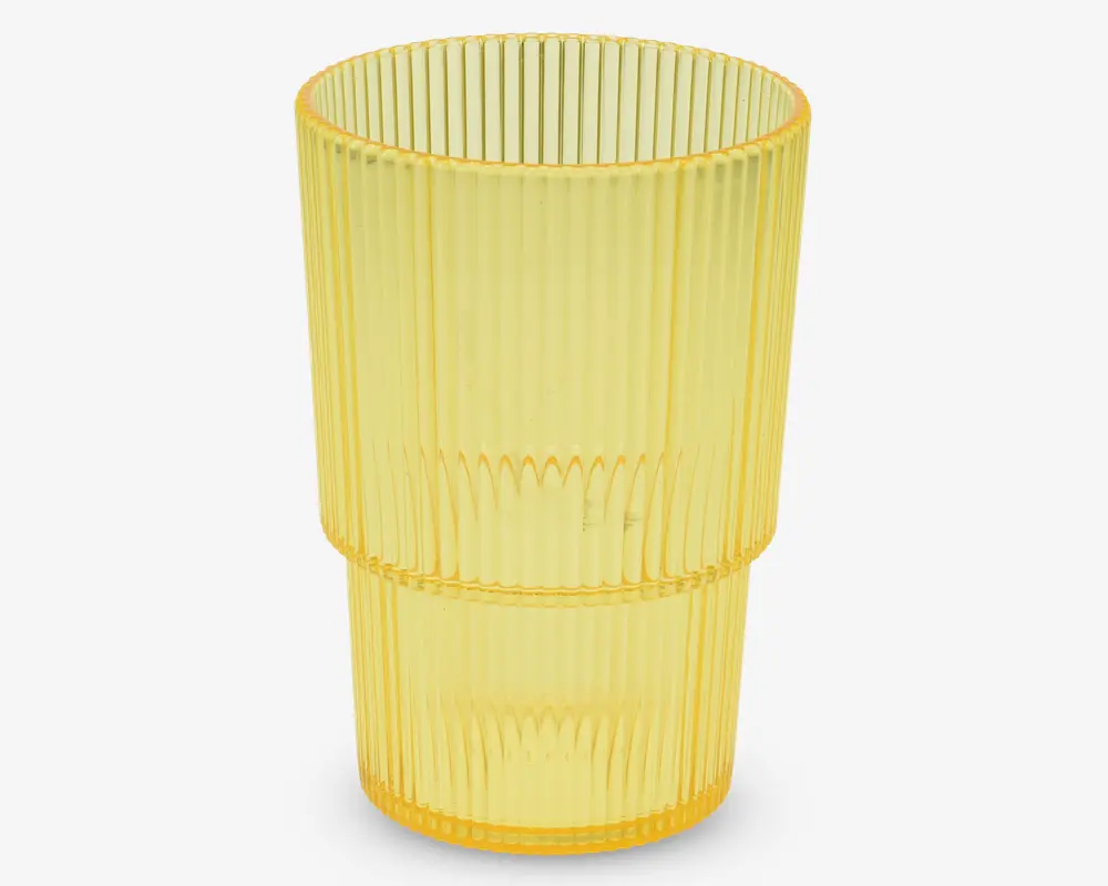 Et højt, cylindrisk drikkeglas lavet af gennemsigtigt gult glas. Overfladen har lodrette rillede linjer, som giver et tekstureret greb, og glasset har en let indsnævring omkring midten, hvilket giver det et stablet udseende. Glassets kant er glat, og bunden er flad.