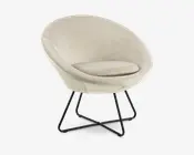 En moderne stol med rund, skålformet ryg og sæde betrukket med lysebeige stof. Stolen har en tyk, aftagelig siddepude for ekstra komfort. Den står på fire slanke, sorte metalben, der er vinklet og forbundet i bunden for stabilitet, hvilket giver et moderne og let udtryk.