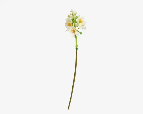 Kunstig blomsterstilk med flere små hvide blomster med gule midter og grønne detaljer. Blomsterne er samlet i en klase øverst på en lang, slank grøn stilk, som er let buet for et naturligt udseende. Kronbladene har en fin, realistisk tekstur, og det samlede design efterligner friske blomster.