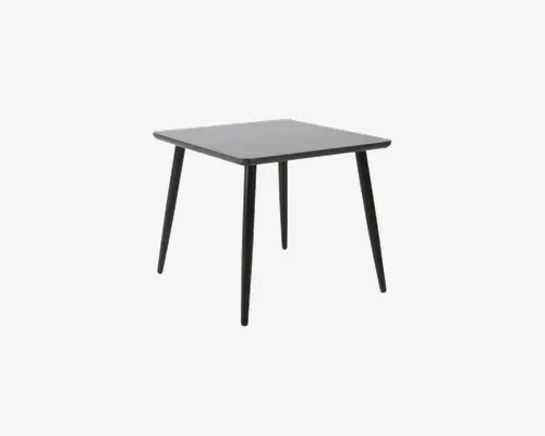 Firkantet bord med en glat, mat sort bordplade og fire slanke, skråtstillede metalben. Designet er minimalistisk og moderne med rene linjer og en solid konstruktion. Benene er let tilspidsede, hvilket giver bordet et let og elegant udtryk.