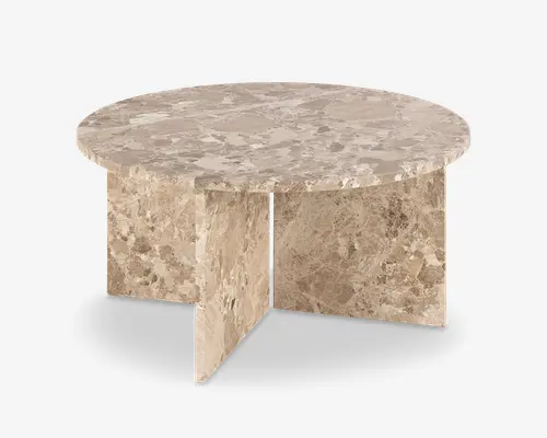 Rundt bord med en poleret marmoroverflade, der har et beige og lysebrunt marmoreret mønster. Basen består af to krydsende marmorplader, som giver et solidt og moderne geometrisk understøttelse. Bordet har en glat finish og et nutidigt design, velegnet til stilfulde interiører.