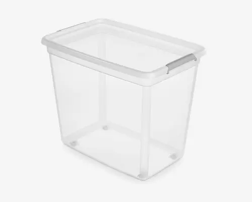 En klar, rektangulær opbevaringsbeholder med robust plastkonstruktion. Den har forstærkede hjørner for ekstra holdbarhed og en bred åbning øverst for nem adgang. Beholderen har en glat, transparent overflade, så indholdet er synligt, og inkluderer et gråt håndtag på den ene side for nem transport.