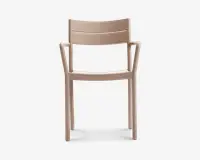 Moderne stol med minimalistisk design og en glat, mat beige overflade. Stolen har et let buet ryglæn med to horisontale lameller for støtte, lige ben og integrerede armlæn, der vinkler udad for komfort. Sædet er fladt, og den samlede konstruktion fremstår let, men robust.