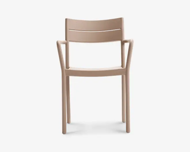 Moderne stol med minimalistisk design og en glat, mat beige overflade. Stolen har et let buet ryglæn med to horisontale lameller for støtte, lige ben og integrerede armlæn, der vinkler udad for komfort. Sædet er fladt, og den samlede konstruktion fremstår let, men robust.