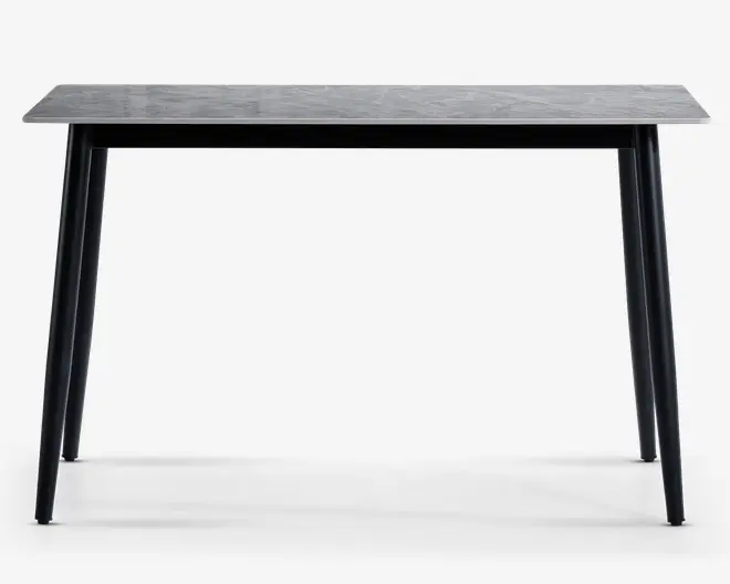 Rektangulært bord med en glat bordplade i grå marmorlook og fire slanke, sorte metalben, der er let skråtstillede udad. Designet er minimalistisk og moderne med rene linjer og en tynd bordplade.