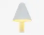 En moderne lampe med et minimalistisk design, der har en stor, kegleformet hvid lampeskærm og en rektangulær, lys base. Lampen udsender et varmt, blødt lys under skærmen, hvilket skaber en hyggelig stemning. De rene linjer og enkle geometriske former giver lampen et moderne udtryk, der passer til forskellige indretninger.