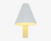 En moderne lampe med et minimalistisk design, der har en stor, kegleformet hvid lampeskærm og en rektangulær, lys base. Lampen udsender et varmt, blødt lys under skærmen, hvilket skaber en hyggelig stemning. De rene linjer og enkle geometriske former giver lampen et moderne udtryk, der passer til forskellige indretninger.