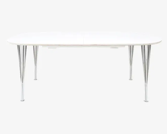 Rektangulært bord med blank hvid bordplade og afrundede hjørner, understøttet af seks slanke, krombelagte metalben, der er let udadgående for stabilitet og et moderne udtryk.