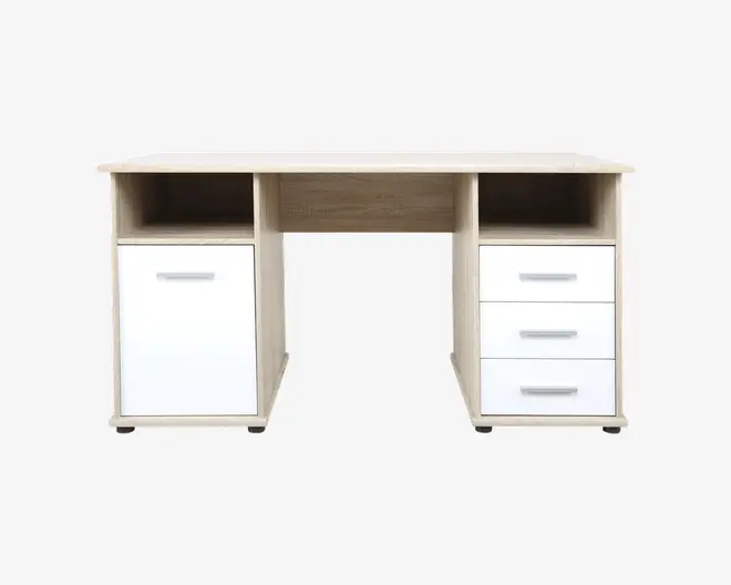 Rektangulært skrivebord med lys træfinish og hvide detaljer. Bordet har en rummelig bordplade, to åbne hylder over opbevaringsrummene, et stort skab med hvid låge og sølvgreb til venstre samt tre hvide skuffer med sølvgreb til højre. Der er et åbent område i midten til benplads.