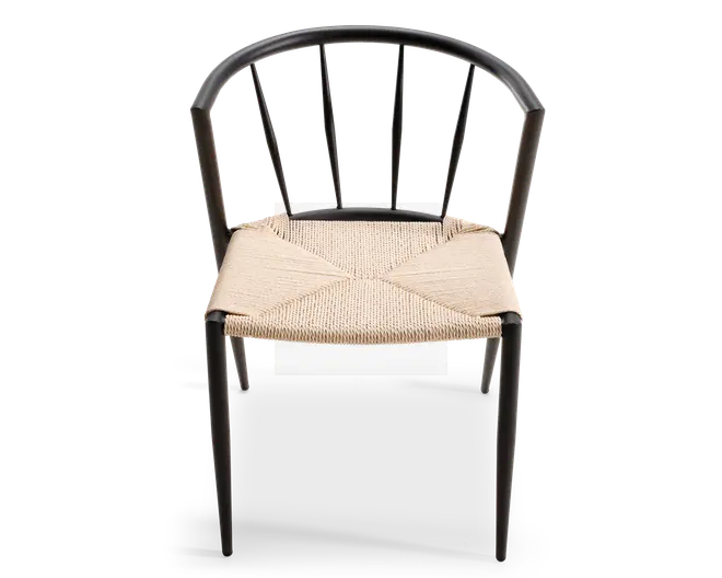 Stol med sort metalstel, buet ryglæn og lodrette støttepinde. Sædet er flettet af naturfarvet snor i et geometrisk mønster, hvilket giver en tekstureret og solid siddeflade. Benene er slanke og let tilspidsede, hvilket giver stolen et moderne og minimalistisk udtryk.