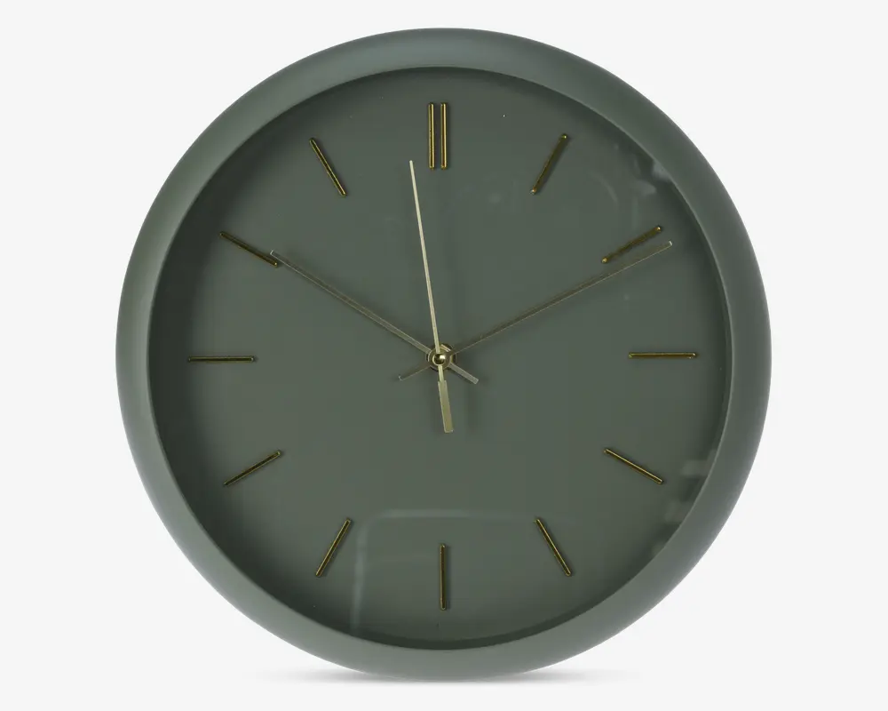 Rund vægur med mat grå ramme og urskive. Uret har minimalistiske guldfarvede time-markeringer og slanke guldfarvede visere til timer, minutter og sekunder. Designet er enkelt og moderne uden tal eller ekstra dekorationer.