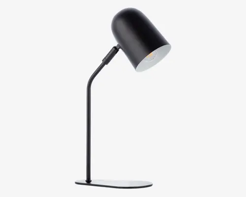 Moderne skrivebordslampe med en mat sort cylindrisk skærm, der har en let afrundet top. Lampen har en slank, vinklet metalarm og en flad, rektangulær base for stabilitet. Skærmens inderside er hvid, hvilket forbedrer lysrefleksionen. Designet er minimalistisk og passer godt til moderne arbejdsområder eller natborde.
