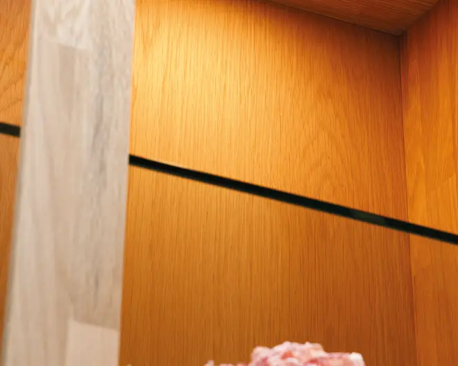 Vitrine i hvidolieret eg B. 94 cm