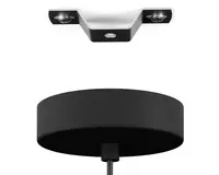 Nærbillede af en mat sort, cylindrisk loftroset med et centralt kabelindgangspunkt. Over den ses et metalbeslag med to skruehuller til sikker montering. Rosetten har en glat overflade og er designet til at skjule elektriske forbindelser for et rent og moderne udseende.