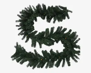 Kunstig granguirlande med tætte, mørkegrønne nåle og små, varm-hvide LED-lys jævnt fordelt. Grenene er fyldige og naturtro, hvilket giver et frodigt udseende, der egner sig godt til juleudsmykning.