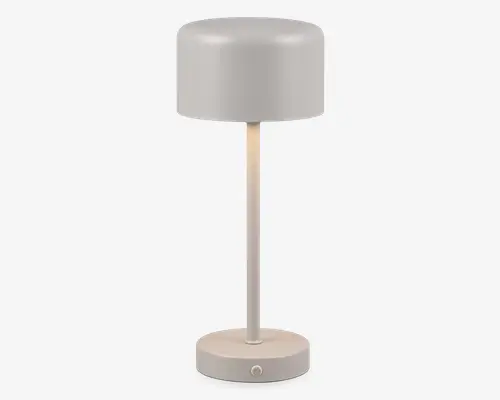 Moderne bordlampe med mat lysegrå finish. Lampen har en cylindrisk fod med en lille rund knap, en slank lodret stang og en bred, afrundet lampeskærm. Designet er minimalistisk og stilrent, velegnet til moderne indretning.