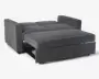 Et moderne møbel i mørkegråt polstret stof med en udtrækssektion, der gør det muligt at omdanne det til en flad soveflade. Stoffet ser blødt og tekstureret ud, og armlænene er firkantede og polstrede. Sæde- og ryghynderne er tykke og bløde, hvilket giver komfort både til at sidde og sove. Designet er firkantet og nutidigt, velegnet til små rum eller multifunktionelle områder.