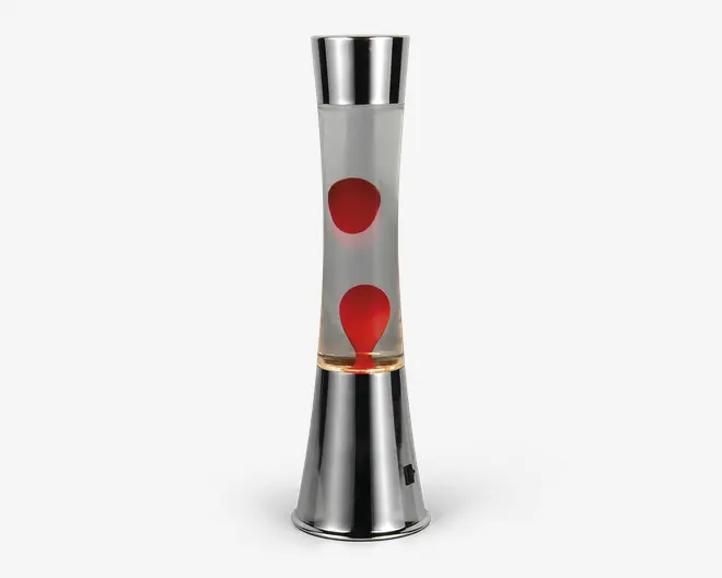 Høj cylindrisk lampe med en metallisk sølvfarvet fod og top. Den gennemsigtige midterste rør indeholder klar væske og rød voks, som danner afrundede klumper, når den opvarmes. Lampen har et slankt, moderne udseende med en reflekterende overflade på metaldele.