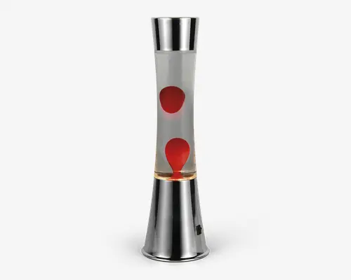 Høj cylindrisk lampe med en metallisk sølvfarvet fod og top. Den gennemsigtige midterste rør indeholder klar væske og rød voks, som danner afrundede klumper, når den opvarmes. Lampen har et slankt, moderne udseende med en reflekterende overflade på metaldele.