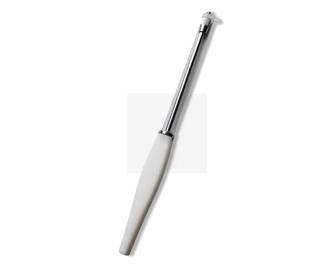 Et slankt, moderne redskab med et langt, blankt metalskaft og et hvidt ergonomisk håndtag. Øverst sidder en lille, roterende klinge, der er designet til præcis skrælning. Håndtaget ser behageligt ud at holde om, og det samlede design er minimalistisk og let at rengøre.