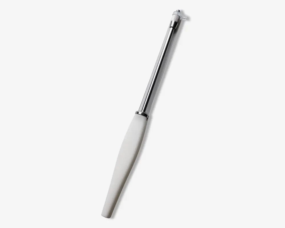 Et slankt, moderne redskab med et langt, blankt metalskaft og et hvidt ergonomisk håndtag. Øverst sidder en lille, roterende klinge, der er designet til præcis skrælning. Håndtaget ser behageligt ud at holde om, og det samlede design er minimalistisk og let at rengøre.