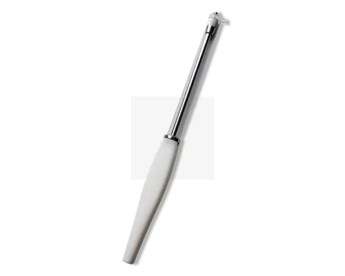 Et slankt, moderne redskab med et langt, blankt metalskaft og et hvidt ergonomisk håndtag. Øverst sidder en lille, roterende klinge, der er designet til præcis skrælning. Håndtaget ser behageligt ud at holde om, og det samlede design er minimalistisk og let at rengøre.