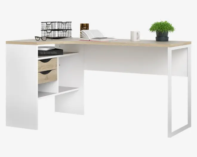 Moderne skrivebord med lys træbordplade og hvid ramme, der har to åbne hylder og to små skuffer med naturtræsfronter på venstre side. Bordet har en rummelig overflade, der er velegnet til arbejde eller studier, og opbevaringsrummene giver plads til bøger, kontorartikler og personlige genstande.