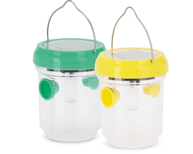 To gennemsigtige plastbeholdere med brede åbninger, hver med et farvet låg – et grønt og et gult. Begge låg har indbyggede metalhåndtag til ophængning og et solcellepanel på toppen. Hver beholder har en rund indgangsport på siden, der matcher lågets farve, samt et klart indvendigt rør, der går fra låget ned i beholderen. Designet gør det nemt at rengøre og genopfylde, og solcellepanelet antyder en mulig lys- eller elektronisk funktion.