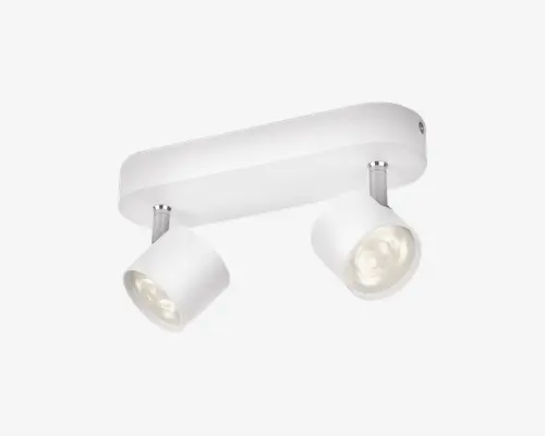 Moderne loftlampe med to justerbare cylindriske spots, der er monteret på en rektangulær, hvid base. Hver spot kan drejes individuelt, så lysets retning kan tilpasses efter behov. Lampen har et enkelt, minimalistisk design med mat hvid overflade og diskrete metaldetaljer ved samlingerne.