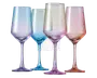 Sæt med fire høje glas med stilk, moderne kantet skålform og lodret rillet struktur. Hvert glas har en forskellig gennemsigtig farvegradient i nuancer af blå, grøn, pink og orange, hvilket giver et livligt og elegant udtryk. Fod og stilk matcher farvegradienten på hvert glas.