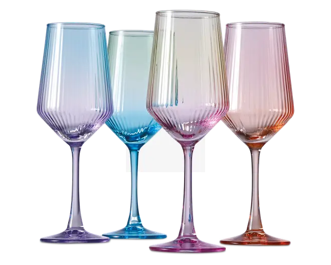 Sæt med fire høje glas med stilk, moderne kantet skålform og lodret rillet struktur. Hvert glas har en forskellig gennemsigtig farvegradient i nuancer af blå, grøn, pink og orange, hvilket giver et livligt og elegant udtryk. Fod og stilk matcher farvegradienten på hvert glas.