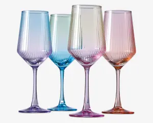 Sæt med fire høje glas med stilk, moderne kantet skålform og lodret rillet struktur. Hvert glas har en forskellig gennemsigtig farvegradient i nuancer af blå, grøn, pink og orange, hvilket giver et livligt og elegant udtryk. Fod og stilk matcher farvegradienten på hvert glas.