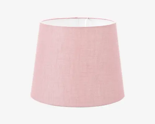 Konisk lampeskærm med blød rosa stof på ydersiden og hvid inderside. Stoffet har en diskret vævet struktur, som giver et moderne og hyggeligt udtryk. Skærmen er bredere i bunden og smalner let ind mod toppen, velegnet til bord- eller gulvlamper.