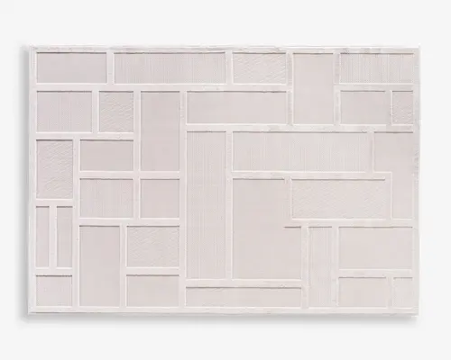 Rektangulært panel med et geometrisk mønster af forskellige størrelser rektangler og firkanter, hvor hver sektion er fyldt med forskellige teksturerede materialer. Den overordnede farve er en blød, lys beige, og designet er indrammet af en tynd kant. Teksturerne i felterne varierer fra glatte til let rillede, hvilket giver både visuel og taktil interesse.