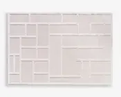 Rektangulært panel med et geometrisk mønster af forskellige størrelser rektangler og firkanter, hvor hver sektion er fyldt med forskellige teksturerede materialer. Den overordnede farve er en blød, lys beige, og designet er indrammet af en tynd kant. Teksturerne i felterne varierer fra glatte til let rillede, hvilket giver både visuel og taktil interesse.