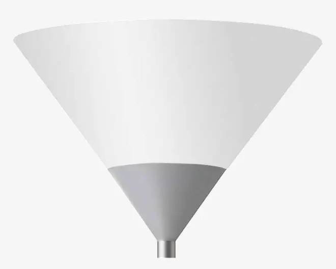En moderne, kegleformet væglampe med en bred, hvid matteret glasskærm, der breder sig udad fra en smal, sølvfarvet metalbase. Basen er glat og går elegant over i glasset, hvilket giver lampen et stilrent og minimalistisk udtryk.