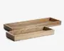 Sæt med to rektangulære bakker i lyst træ med synlig træstruktur. Begge bakker har lige, glatte sider og en flad bund. Bakkerne er lave og findes i to forskellige størrelser, hvor den ene er større og længere end den anden. Det enkle og minimalistiske design gør dem velegnede til organisering eller fremvisning af genstande.