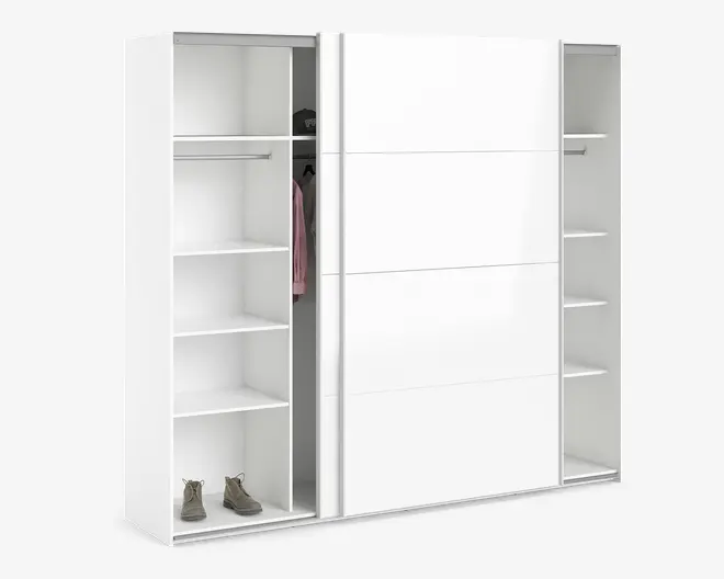 Hvid garderobe med to skydedøre i midten, åbne hylder på begge sider, en bøjlestang indeni og et enkelt design med glatte paneler.
