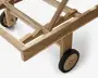 Nærbillede af en træramme med solid konstruktion, der har to sorte gummihjul med træmidte og messingdetaljer. Træet har en naturlig finish, hvor man kan se årerne og strukturen. Rammen har forstærkede samlinger og metalskruer for ekstra stabilitet. Designet indikerer nem mobilitet og holdbarhed.