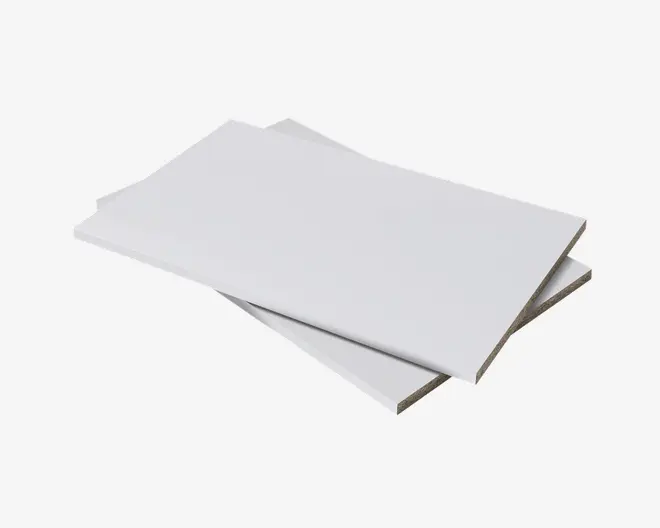 To rektangulære plader med glatte, hvide overflader og lige kanter, lagt oven på hinanden med en lille forskydning. Pladerne ser tynde og lette ud, velegnet til brug i byggeri eller indretning.