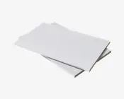 To rektangulære plader med glatte, hvide overflader og lige kanter, lagt oven på hinanden med en lille forskydning. Pladerne ser tynde og lette ud, velegnet til brug i byggeri eller indretning.