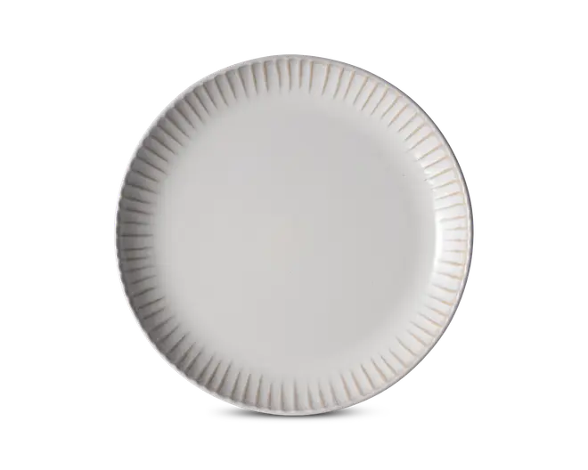 Rund hvid papirtallerken med lav midte og en riflet, bølget kant.