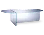 Et moderne, minimalistisk bord lavet helt af klart glas. Bordpladen har en langstrakt oval form med glatte, afrundede kanter. Basen består af to krydsende glasplader, der danner en stabil støtte og samtidig bevarer et elegant og gennemsigtigt udseende. Designet fremhæver rene linjer og et nutidigt udtryk, velegnet til stilfulde interiører.